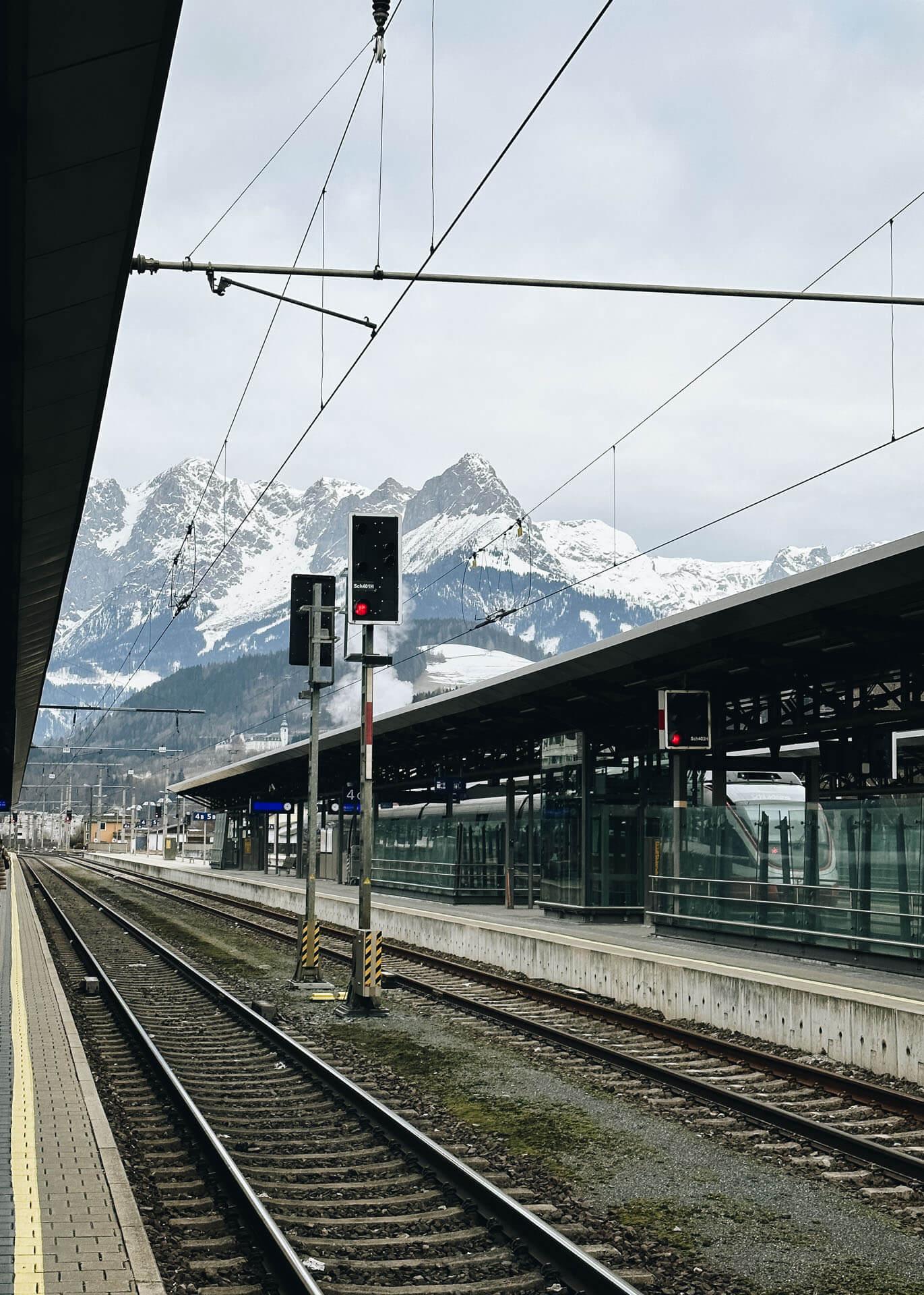 en av snälltågets tågstationer i de österrikiska alperna